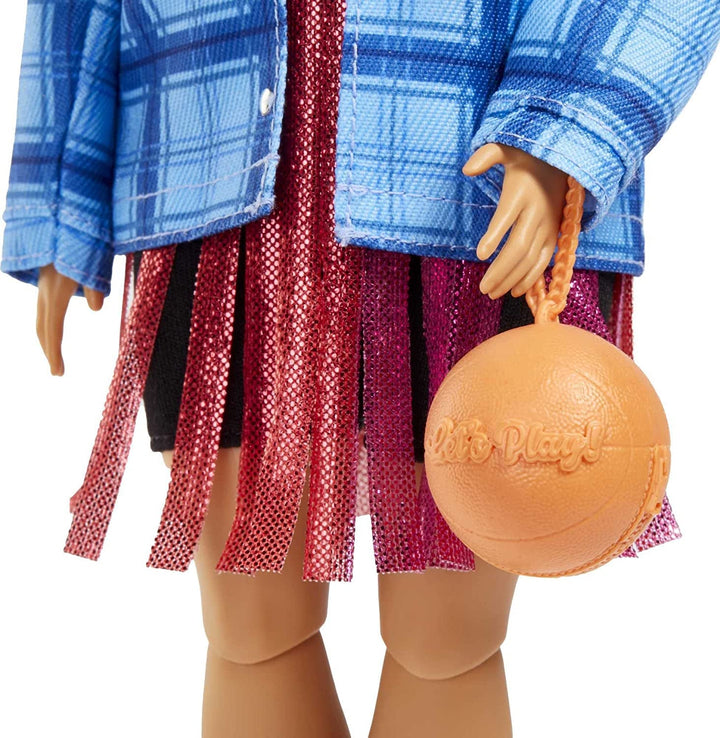 Barbie HDJ46 - Păpușă extra în rochie cu tricou de baschet și accesorii, cu animal de companie Corgi, păr creț extra lung cu șuvițe roz și articulații flexibile, jucărie cadou pentru copii de peste 3 ani