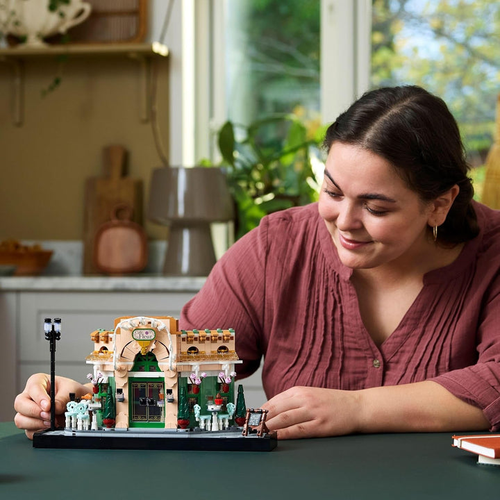 LEGO Icons French Café - Decorațiuni pentru sufragerie sau birou - Set de construcție pentru adulți, inclusiv fațadă pitorească, ghivece de flori suspendate și scaune - Cadou pentru bărbați și femei 10362