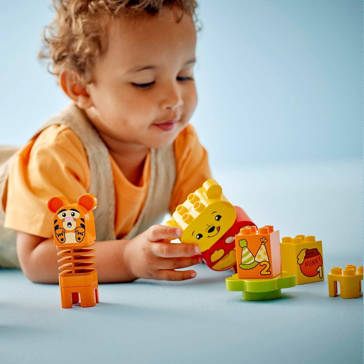 LEGO DUPLO - Disney Winnie the Pooh's Birthday Party - jucărie educativă pentru preșcolari - set cu 3 minifigurine, inclusiv Winnie the Pooh, Tigger și Piglet - idee de cadou pentru băieți și fete de la 1,5 ani 10457