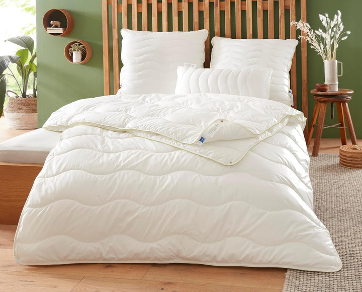 Badenia Trendline Eco quilt Aerelle Blue Duo 135 X 200 Cm, Alb, certificat Öko- Tex, Produs în conformitate cu standardul de calitate german Plapumi si pilote Naty Shop 155 X 220 Plapumă 4-sezoane