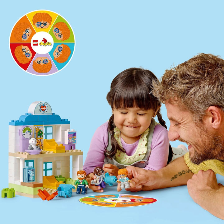 LEGO DUPLO Town Prima vizită la doctor, jucărie de construcție, set de joacă pentru a promova abilitățile motorii fine, cadou pentru copiii mici de la 2 ani, jucărie educativă, joc de rol în spital 10449