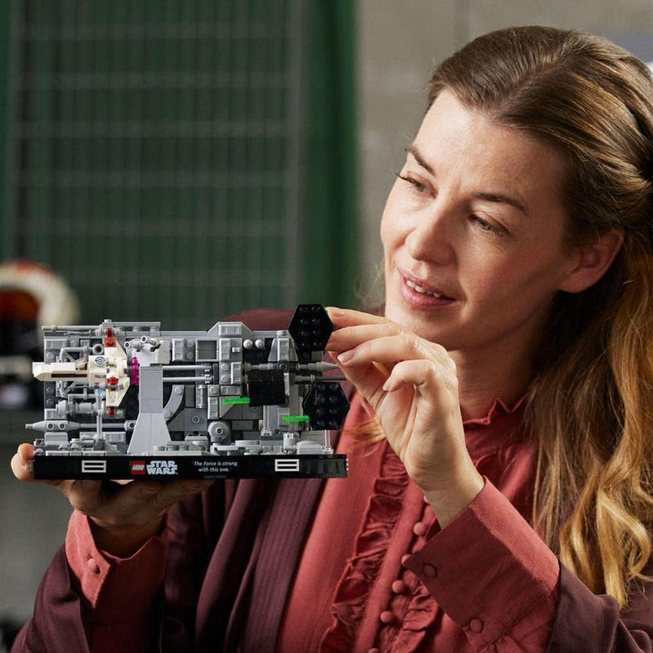 LEGO 75329 Star Wars Death Star Trench Run Diorama Set, kit model pentru adulți cu X-Wing-ul lui Luke Skywalker, merchandise pentru fani din A New Hope, decorare cameră, cadou