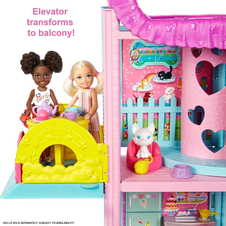Barbie Chelsea Playhouse - 3 etaje cu funcție de transformare, zone de joacă secrete, lift, piscină, tobogan, 2 animale de companie și mai mult de 20 de accesorii, pentru copii cu vârsta de peste 3 ani, HHX44