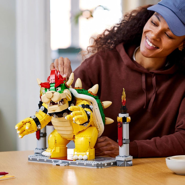 LEGO Super Mario The Mighty Bowser, kit model 3D, set mare cu figură mobilă de colecționat, inclusiv platformă de duel, idee de cadou pentru fani, de afișat ca decor pentru cameră 71411