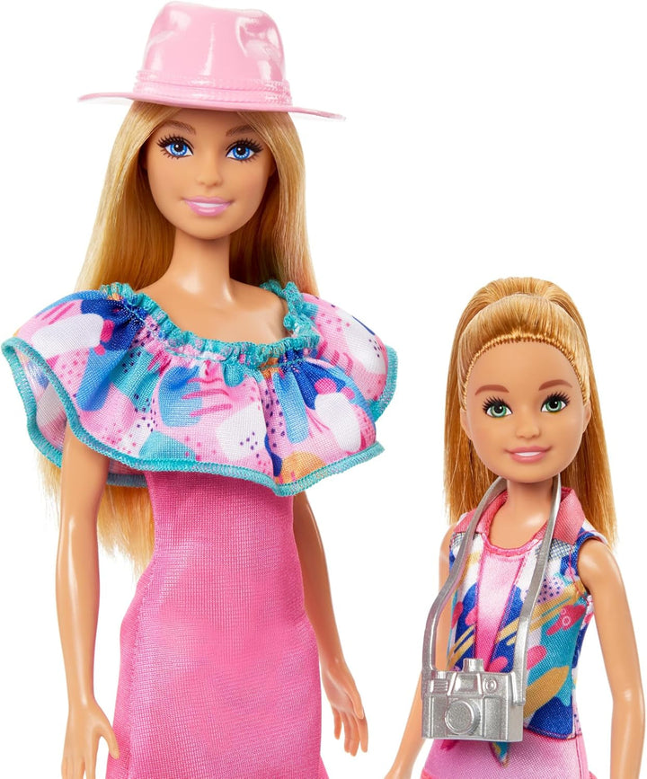 Barbie și sora mai mică Stacie - Asigură aventurile fraților în haine de vară și accesorii, inclusiv aparat de fotografiat, binoclu, pălărie de vară și două pălării mici, pentru copii de la 3 ani, HRM09