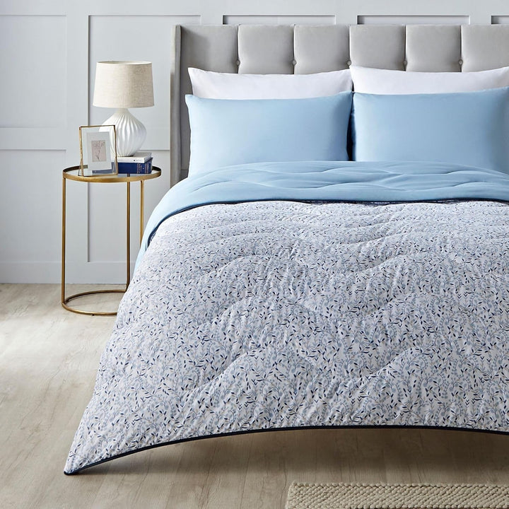 Night Lark Coverless Duvet Super King 6 Tog Spring Summer - Abstract Waves. Cuvertură super moale, confortabilă și ușoară. Se spală la mașină și se usucă rapid, toate într-un set de fețe de pernă reversibile Plapumi si pilote Naty Shop Grădina albastră Pat de o persoană