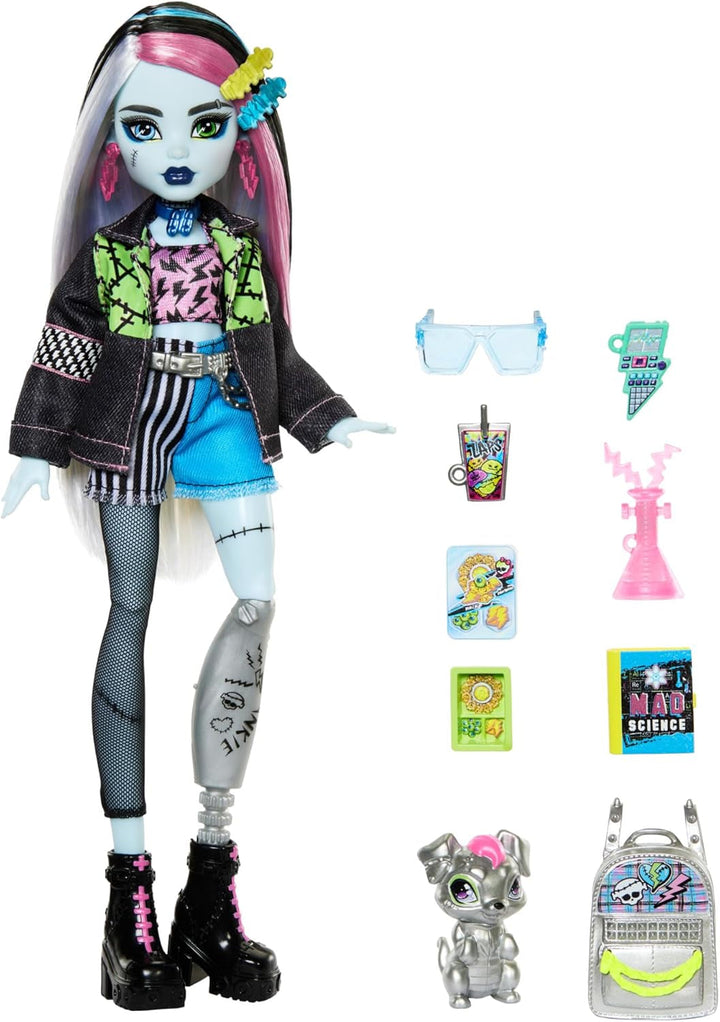 Păpușă Monster High Frankie Stone cu jachetă din denim și pantaloni scurți, include câinele Watzie și accesorii precum un rucsac, o gustare și un notebook, HXH73