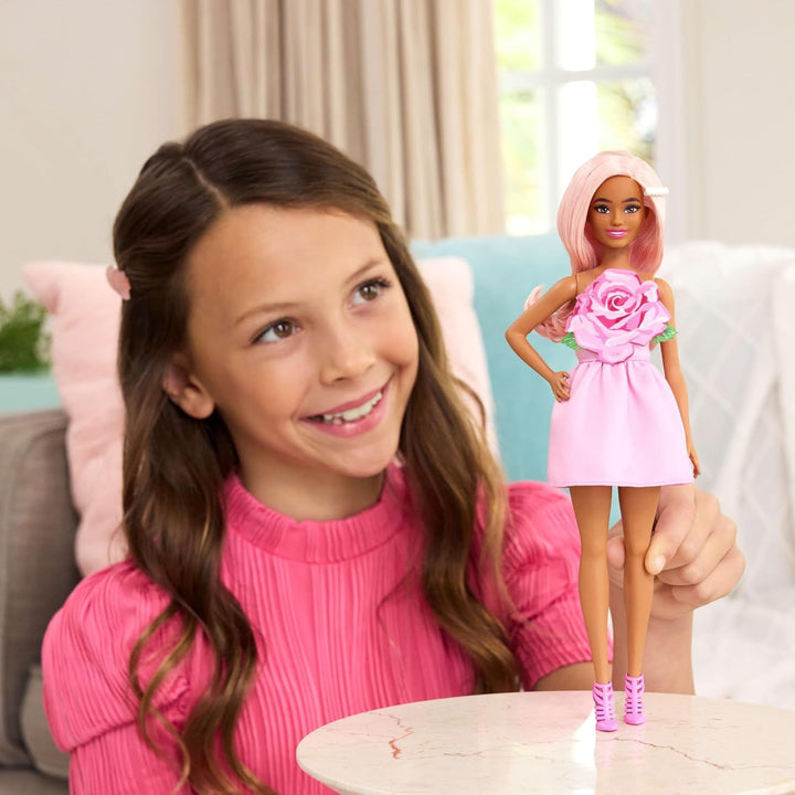 Păpușă Barbie Fashionistas nr. 238 cu păr roz pastel, rochie fără bretele cu partea de sus roz, clemă de păr cu perle și pantofi cu barete cu toc înalt, HYT94