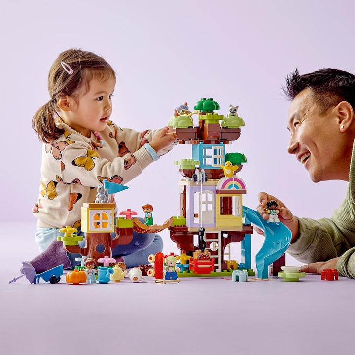 LEGO 10993 DUPLO 3-In-1 Tree House Jucărie pentru copii mici de la 3 ani, fete și băieți cu 4 figuri, animale, jucărie de construcție cu blocuri de construcție și un tobogan, jucărie educativă