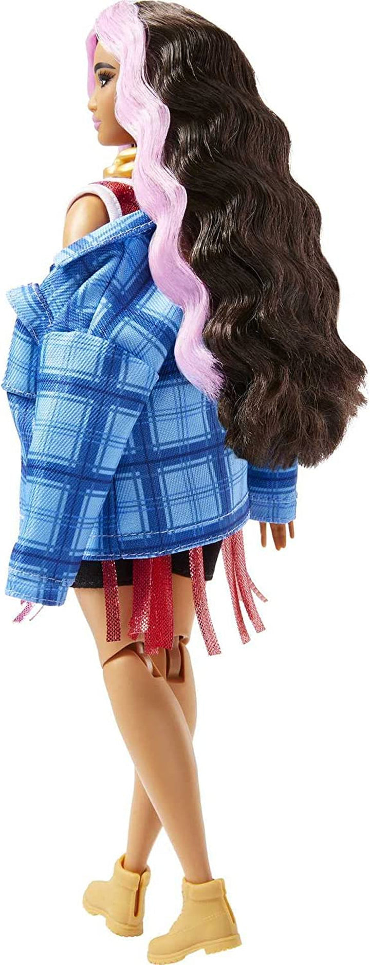 Barbie HDJ46 - Păpușă extra în rochie cu tricou de baschet și accesorii, cu animal de companie Corgi, păr creț extra lung cu șuvițe roz și articulații flexibile, jucărie cadou pentru copii de peste 3 ani