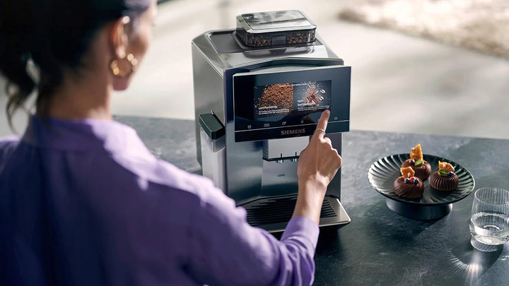 SIEMENS EQ900, Mașină de cafea complet automată cu râșniță, mod barista, râșniță, sistem beanident, ecran Iselect de 6,8", aplicație Home Connect, oțel inoxidabil, TQ905R03