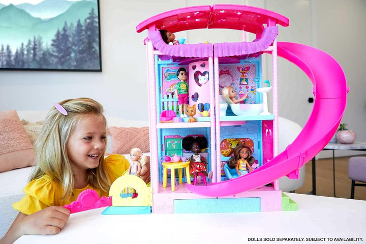 Barbie Chelsea Playhouse - 3 etaje cu funcție de transformare, zone de joacă secrete, lift, piscină, tobogan, 2 animale de companie și mai mult de 20 de accesorii, pentru copii cu vârsta de peste 3 ani, HHX44