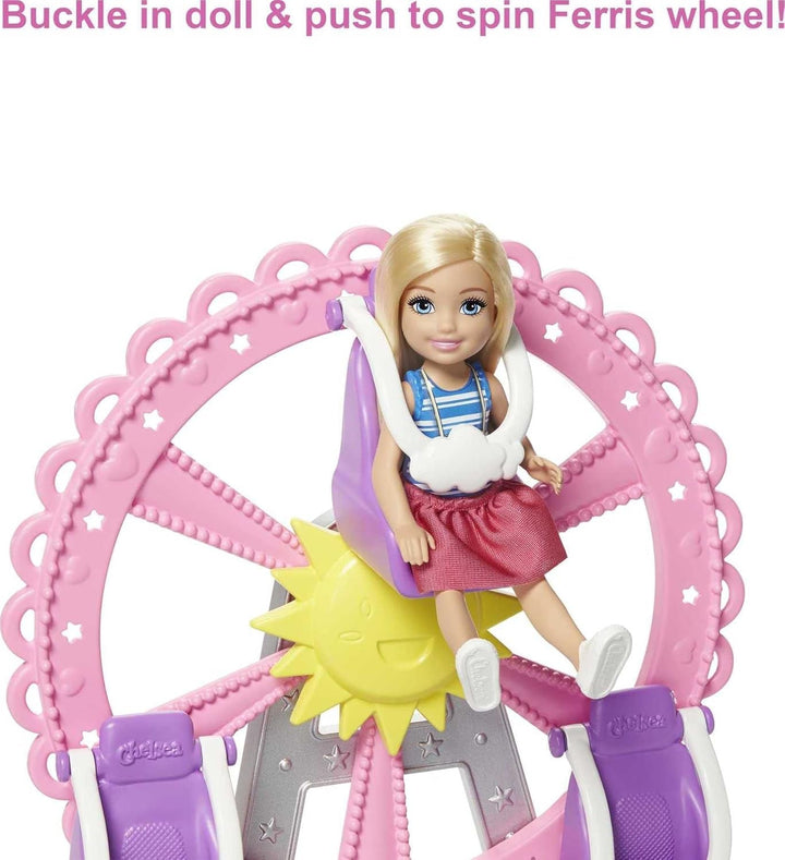Barbie GHV82 - Chelsea Fairground Playset Cu Păpușă, Aprox. 15 Cm, Blondă, Cu Modă Și Accesorii, Cu Roată Ferris, Mașini Bumper, Pui Și Mai Mult, Jucărie Cadou Pentru Copii De La 3 La 7 Ani