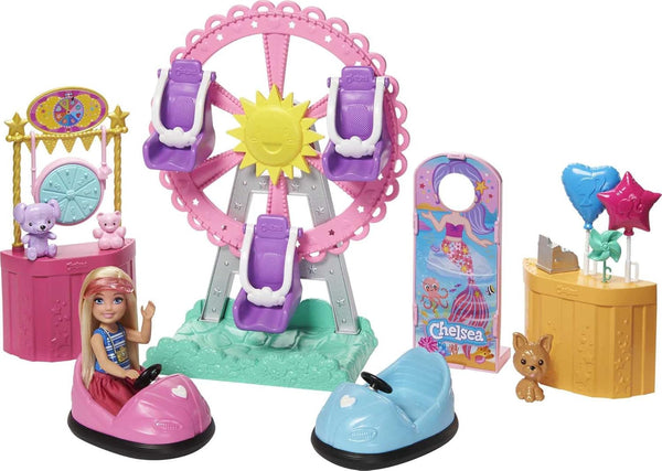 Barbie GHV82 - Chelsea Fairground Playset Cu Păpușă, Aprox. 15 Cm, Blondă, Cu Modă Și Accesorii, Cu Roată Ferris, Mașini Bumper, Pui Și Mai Mult, Jucărie Cadou Pentru Copii De La 3 La 7 Ani