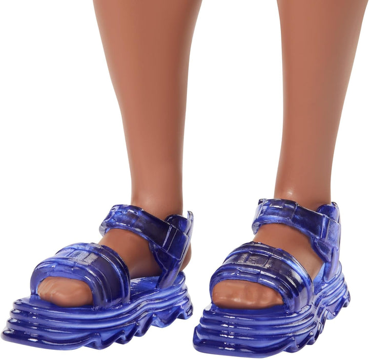 Barbie Fashionistas Ken Doll nr. 220 Cu bretele și formă largă a corpului într-o cămașă detașabilă cu model portocaliu, pantaloni scurți și sandale cu platformă, HRH23