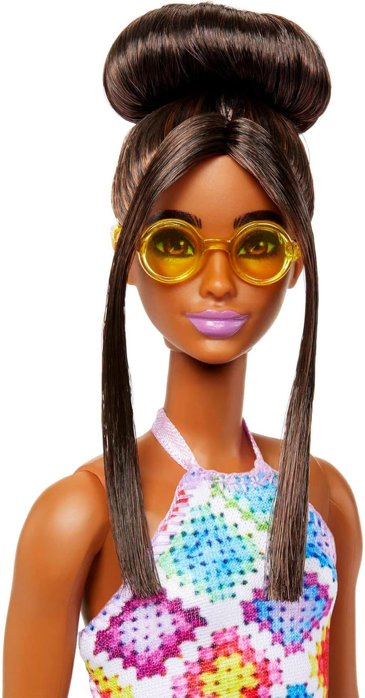 Barbie Fashionistas - Păpușa nr. 210 cu coc glamorous și rochie midi croșetată, ochelari de soare aurii și sandale galbene, pentru copii de la 3 ani în sus, HJT07