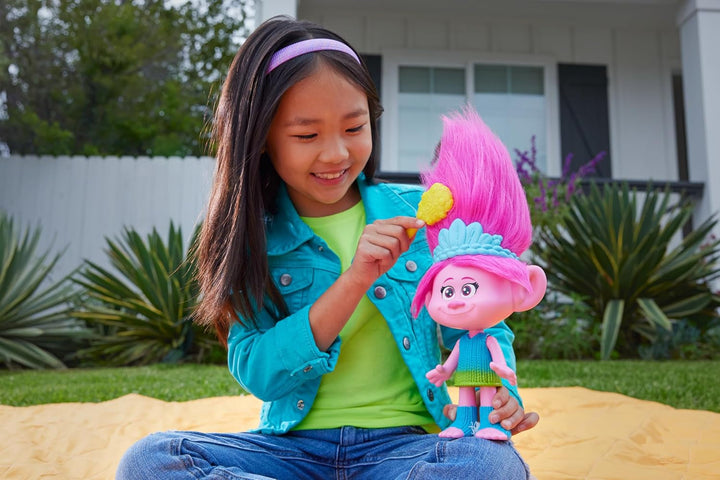 Mattel DREAMWORKS TROLLS Rainbow Hairtunes Poppy Doll - lumină și sunet, păr luminos, muzică și scaune, coroană detașabilă, pentru copii cu vârsta peste 3 ani, HNF20