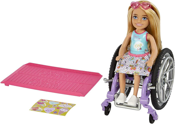 Barbie Chelsea Series, Fashionista Chelsea Doll cu păr blond, rochie, ochelari de soare, scaun cu rotile și rampă, autocolante, cadou pentru copii, jucării de la 3 ani, Hgp29