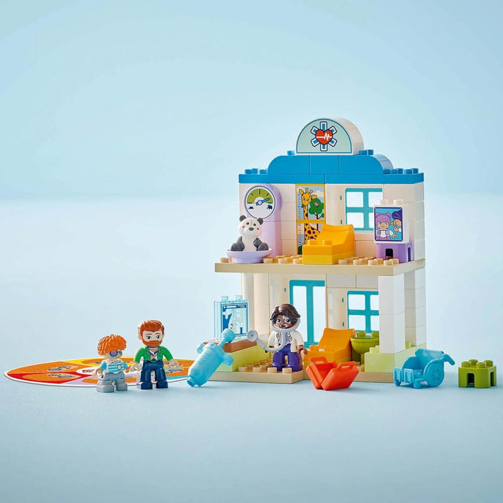 LEGO DUPLO Town Prima vizită la doctor, jucărie de construcție, set de joacă pentru a promova abilitățile motorii fine, cadou pentru copiii mici de la 2 ani, jucărie educativă, joc de rol în spital 10449