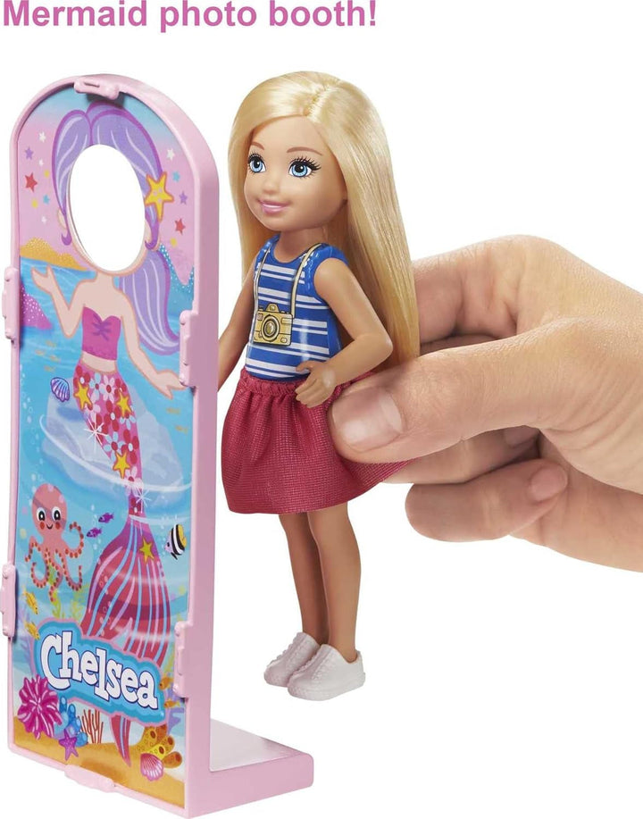 Barbie GHV82 - Chelsea Fairground Playset Cu Păpușă, Aprox. 15 Cm, Blondă, Cu Modă Și Accesorii, Cu Roată Ferris, Mașini Bumper, Pui Și Mai Mult, Jucărie Cadou Pentru Copii De La 3 La 7 Ani