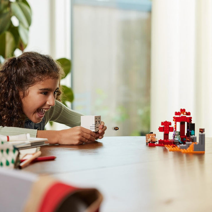 LEGO Minecraft Ambush la portalul Nether, jucărie de jocuri în Nether pentru copii cu scene de luptă și figuri legendare, inclusiv Ghast, cadou pentru băieți și fete gamer de la 8 ani 21255