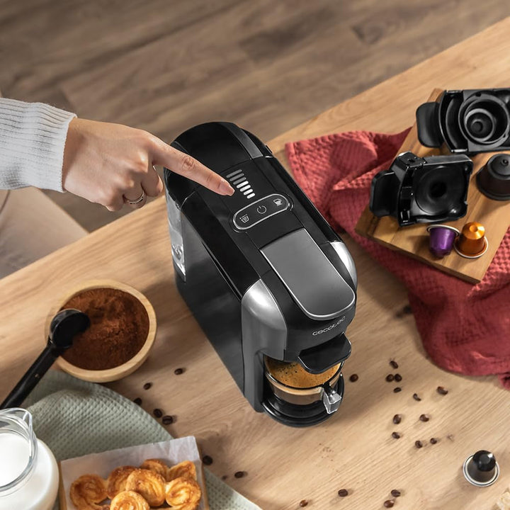 Espressor compact Cecotec Espresso Freestyle, putere maximă 1450 W, termobloc, design elegant și compact, pompă ForceAroma cu presiune de 19 bari, rezervor de apă de 600 ml, oprire automată