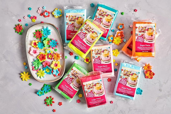 FunCakes roll fondant Red Earth, ușor de utilizat, neted, flexibil, moale și flexibil, perfect pentru decorarea prăjiturilor, halal, kosher și fără gluten, 250 g pachet 1 Pasta de zahar Naty Shop