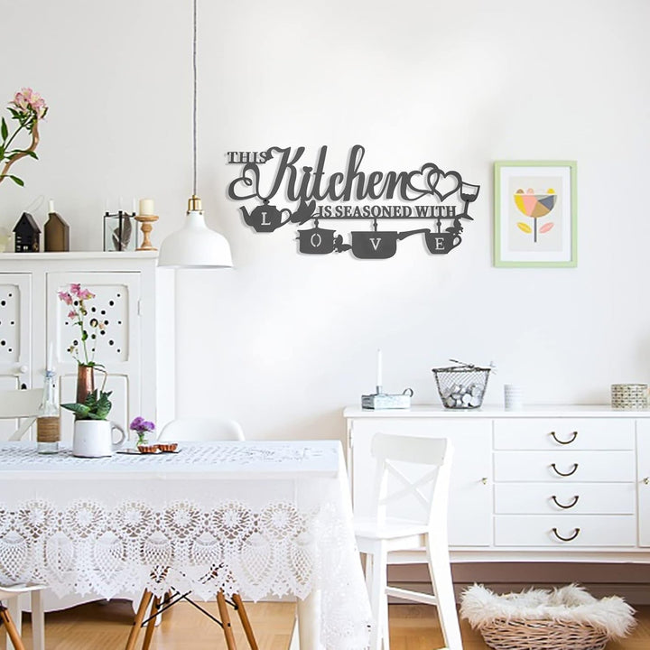KHayRovies decor de perete pentru bucătărie, metal, inscripție "Această bucătărie este condimentată cu dragoste", cuvânt negru cu placă de nume, litere de fier rustice, citate pentru bucătărie, fermă, sufragerie, Statuete si sculpturi Naty Shop