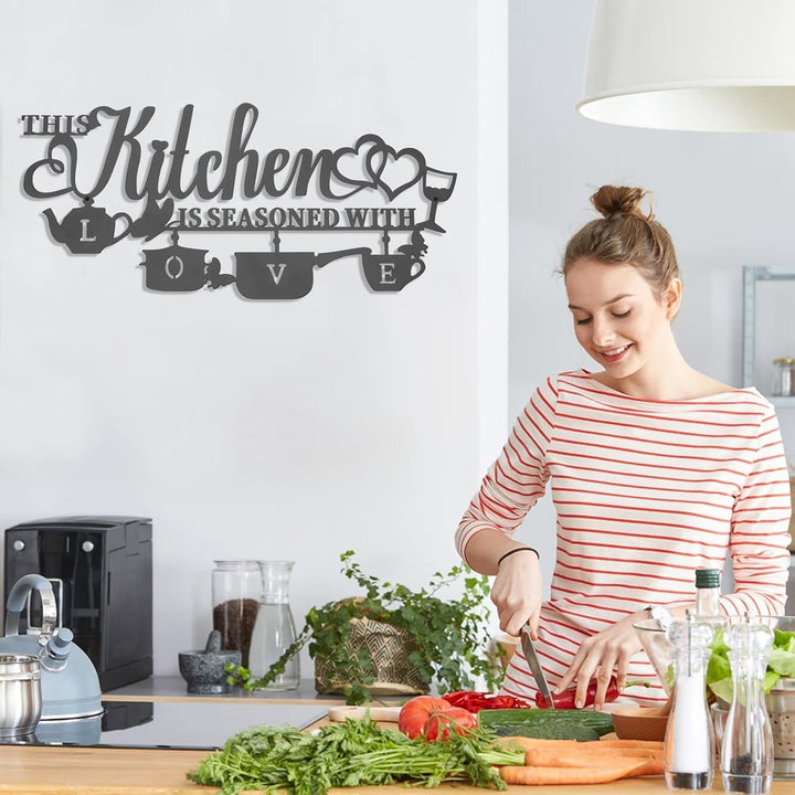 KHayRovies decor de perete pentru bucătărie, metal, inscripție "Această bucătărie este condimentată cu dragoste", cuvânt negru cu placă de nume, litere de fier rustice, citate pentru bucătărie, fermă, sufragerie, Statuete si sculpturi Naty Shop